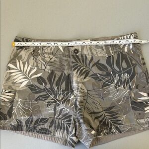 Crazy shirts shorts sz 12. Great condition.